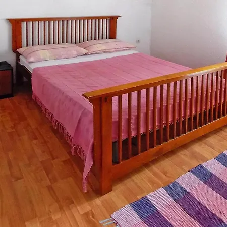 Apartment In With Balcony Or Terrace Vir